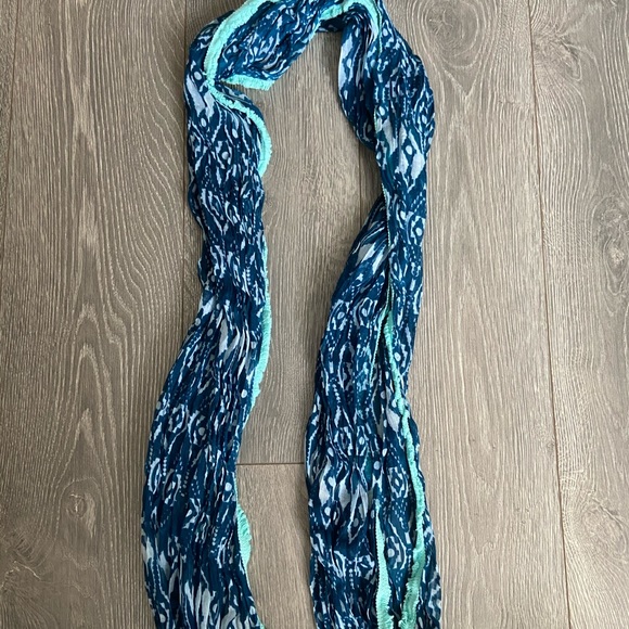 Patterned infinity scarf - Picture 2 of 4